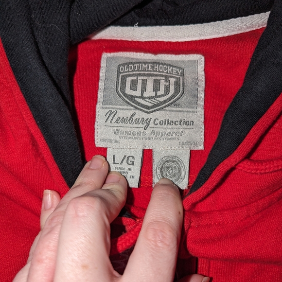 🎃Red wings sweater - Picture 2 of 2